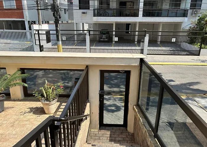 Apto confortável, Praia das Astúrias 5 min a pé, garagem, 2 quarto ar, suíte, wi-fi Guarujá